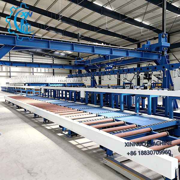 The automatic stacking system stacks finished panels continuously according to preset quantities, supporting vacuum suction or lifting conveyor methods.